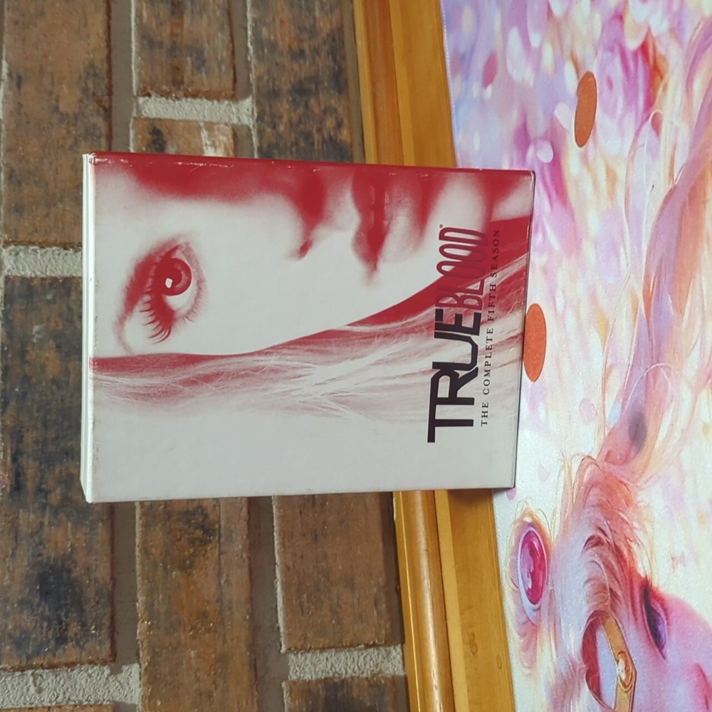 True Blood: The Complete Fifth Season – Red Cover – DVD Set - Picture 9 of 13
